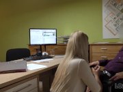 LOAN4K. La coquine Nathaly donne sa chatte rasée à un agent de crédit