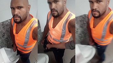 Broderagem com o colega de trabalho no banheiro da empresa