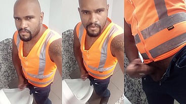 Broderagem com o colega de trabalho no banheiro da empresa