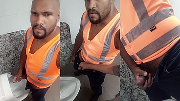 Broderagem com o colega de trabalho no banheiro da empresa