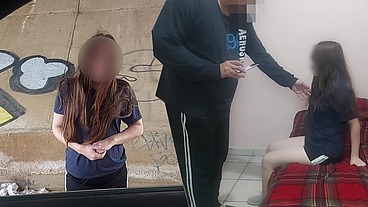 Viejo y jovencita putipobre! La ve en la calle recolectando basura y le ofrece dinero para llenarla de semen #2