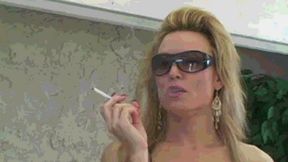Kelly Is Smoking Hot (MP4)