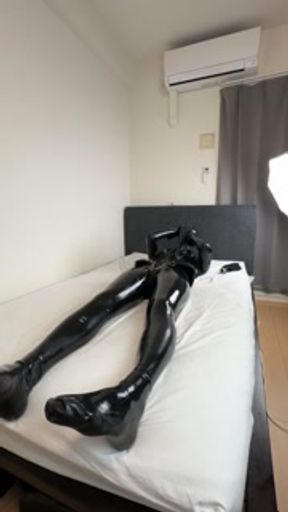 Rubber slave's self-breathing control training chokes and goes on a rampage💜