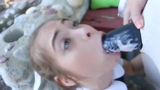 Den söta skolflickan Riley Reid får sin röv knullad av sin bästa vän med en rem på