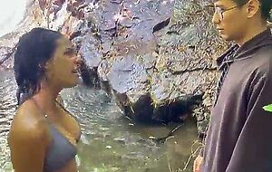 Me masturbo viendo a chica desconocida mientras se bana en el lago y termino follandola duro y