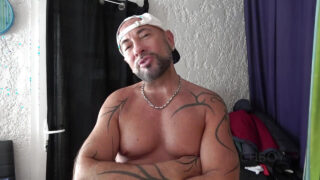 Młody hiszpański przystojniak Jess Royan ma wydymany tyłek bez gumki przez wielkiego, grubego tatusia Martina Mazzę