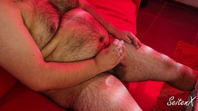 gordito peludo se masturba y toca sus pezones hasta correrse