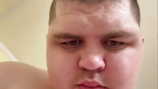 Gros plan d'une vidéo maison d'un ours amateur américain potelé se faisant baiser analement