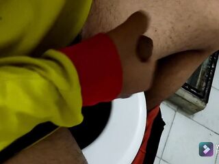 Me quito la calentura en el baño de una estación de policía