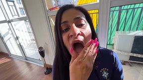 Peituda casada fazendo boquete e engolindo leite