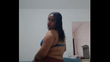 GOSTOSA DAN&Ccedil_ANDO FUNK PUTARIA BEM GOSTOSO E MOSTRANDO SEUS PEITINHOS GOSTOSOS PARA A CAMERA