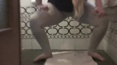 Pissing in Leggins - SexyEllie