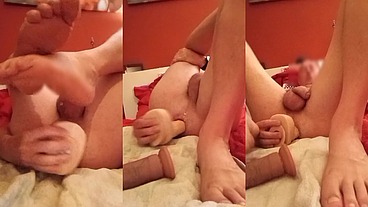Con culo e piedi in primo piano