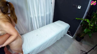 Домашно приготвена красавица с голям задник и естествени големи цици получава путката си ядене, пръсти до оргазъм от пръскане, преди анално чукане и празнене