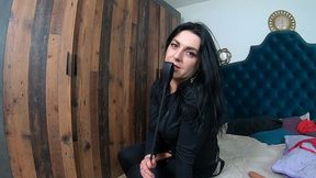 milfycalla – streetwear ass tease & strap-on play