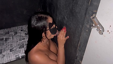Dando a um e chupando outro no glory hole da casa de swing parte 2
