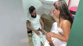 hotwife loira puta do rabo grande seduz funcionario anao do marido corno e libera sua bocetinha rosinha