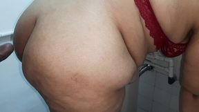 mi madrastra limpia el bano, yo quiero que chupe mi polla. parte 2. mi leche en su gran trasero