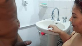 mi madrastra limpia el bano, yo quiero que chupe mi polla. parte 2. mi leche en su gran trasero