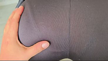 El instructor me puso a hacer ejercicio sobre su polla