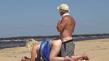 Fucking mature bitch on beach!