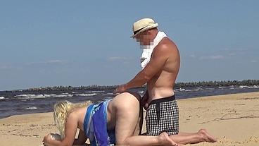 Fucking mature bitch on beach!