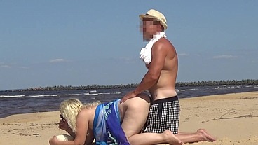 Fucking mature bitch on beach!