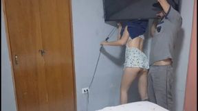 Recebi o técnico da TV a cabo sem calcinha e dei buceta pra ele sem preservativo!