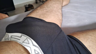 Behaarter brasilianischer Amateur mit großem, hartem Schwanz gibt Handjob und Fisting vor einem massiven Samenerguss auf der Webcam