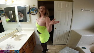 Guy pénètre violemment Erin Electra par derrière et éjacule profondément à l'intérieur.