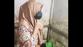 Mandi sambil colmek di kamar mandi