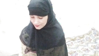 Une fille canon se fait défoncer le cul dans la salle de bain