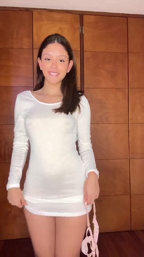 Amateur teen on OnlyFans shows off her body for fans