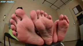 College girls back from break to show their soles! - MOV
