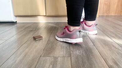 Crushing heels grind her breakfast kink in Germany