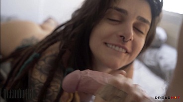 Acordando a safada da Dread Hot para dar leite de café da manhã para ela