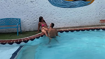 LE CHUPO EL CO&Ntilde_O A UNA DESCONOCIDA AL AIRE LIBRE EN LA PISCINA PUBLICA Y TERMINA CON MI VERGA EN EL CO&Ntilde_O HASTA INUNDARLA DE SEMEN