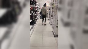 I Met a Girl in a Store, She Gave a Blowjob in the Locker Room for Pants