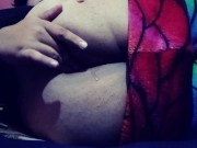 Jugando con mi ano mientras estoy solito en casa