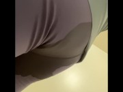 レギンスを履いてお漏らし。パンツまでびちょびちょに濡らすpeeing in leggings pants