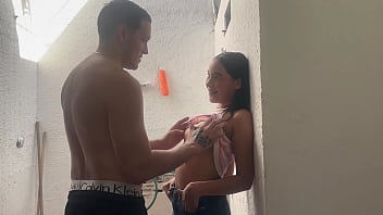 LA INDIA DE MI HERMANASTRA ME DESHIDRATA SACANDO LA LECHE EN EL PATIO DE LA CASA SEXO DURO - PORNO CASERO EN ESPANOL