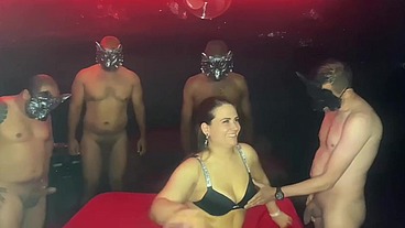ELA CAIU NA TOCA E OS LOBOS FAMINTOS POR SEXO NÃO PERDOARAM