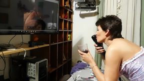 cada vez mas puta , empieza a calentar con el bate en el culo