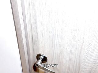 Sorprendo a mi vecina Pau rojas masturbándose en mi baño