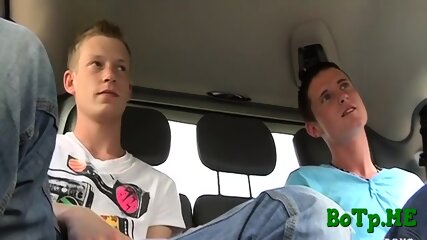 Gays enjoy tons of cum in a car