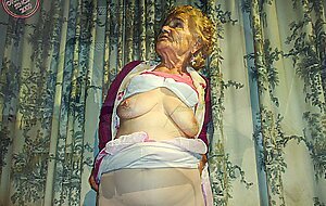 OMAGEIL Pulled out wrinkled breasts of old grandmothers on the bed