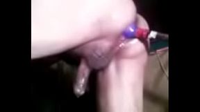 hace crecer su verga metiendose objero al culo