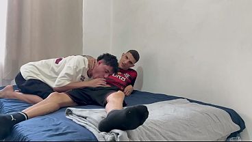O NOVINHO ESPEROU SUA M&Atilde_E SAIR E CHAMOU O DETONADOR PRA COMER SEU BURACO FUNDO
