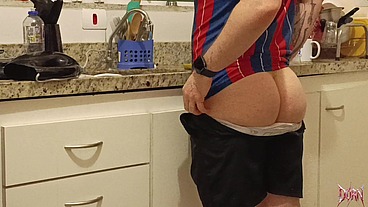 Ele ficou olhando pra minha bunda enquanto eu lavava louça e não resistiu