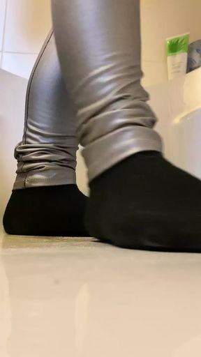 I pee in my silver leggings. How do you like it?